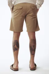 Bermuda de gabardina color marrón con bolsillos laterales y traseros.