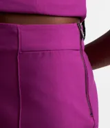 Short corto femenino de cintura alta, color fucsia, confeccionado en bengalina con cierre lateral por cremallera y detalle de pliegues (frisos) en la parte delantera.