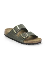 Sandalias Birkenstock Arizona de cuero engrasado color verde oliva, con plantilla anatómica de corcho y látex forrada en gamuza. Cuentan con dos correas ajustables con hebillas metálicas doradas y suela de EVA.