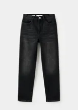 Jeans mom-fit de tiro alto con diseño crop, estilo de cinco bolsillos, cierre frontal de cremallera y botón, confeccionados en tejido confort con elasticidad.