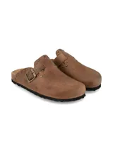 Zueco Hush Puppies modelo Mollet Tan, color marrón, confeccionado en cuero con detalles de tachas metálicas y una hebilla de ajuste lateral en tono bronce.