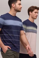 Remera de algodón a rayas horizontales en tonos azul marino, celeste y rosado, con cuello redondo y mangas cortas.