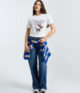 Remera de algodón color blanco, con cuello redondo, manga corta y estampado frontal de Hello Kitty con temática de tenis.