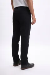 Pantalón de corte recto y estilo clásico con diseño de cinco bolsillos, confeccionado en tela de color negro.