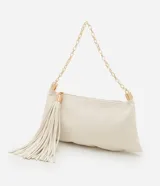 Cartera shoulder de poliuretano color crema, con asa corta de mano y asa larga de cadena dorada, ambas removibles. Incluye cierre de cremallera y borla decorativa.
