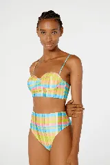 Conjunto de bikini con corpiño con aro y bombacha tiro alto, con estampado a cuadros en tonos pastel.