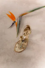 Sandalia de cuero vacuno color negro, con múltiples tiras y hebillas metálicas ajustables. Tiene taco bajo, forro y plantilla de cuero, y suela sintética.