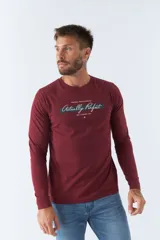 Remera gris de manga larga con cuello redondo y estampado frontal con la frase "Actually Perfect".