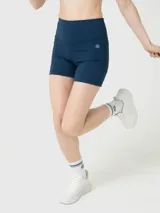Short deportivo de tiro alto en color azul denim, diseñado con ajuste al cuerpo y banda de silicona para mayor sujeción. Presenta un pequeño logo estampado en la parte frontal.