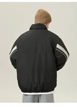 Campera puffer reversible, de diseño acolchado, cuello alto y cierre frontal con cremallera. Un lado presenta combinación en marrón y beige con detalles estampados, y el otro lado es liso en color beige.