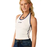 Musculosa Rip Curl de corte halter, color blanco con ribetes en contraste azul oscuro, cuello redondo y el texto "RC SURF" estampado en el pecho.