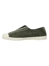 Alpargatas de lona color verde militar, con suela y puntera de goma blanca, sin cordones y ojales metálicos decorativos.