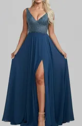 Vestido largo de fiesta color azul petróleo, con escote en V y cuerpo superior bordado con cuentas brillantes. Presenta falda fluida con tajo frontal profundo.