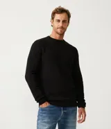 Suéter negro de tejido de punto maquinetado con cuello redondo y manga larga.