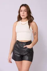 Shorts color beige de simil cuero, con bolsillos laterales y traseros.