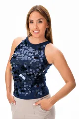 Musculosa azul con cuello redondo y sin mangas, con lentejuelas plateadas.