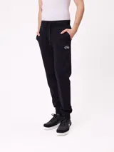 Pantalón tipo jogger de color negro con cintura elástica y cordón de ajuste. Presenta puños elásticos en los tobillos y un pequeño logo bordado en la parte frontal.