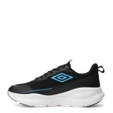 Championes deportivos Umbro modelo Dynamen, color negro con suela blanca gruesa y detalles en celeste.