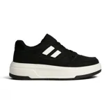 Championes deportivos de caña baja, color negro, con suela gruesa blanca y detalles en blanco en los laterales simulando tres franjas.