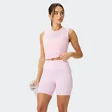 Musculosa deportiva Fabletics de corte holgado y largo amplio, sin mangas, con cuello redondo en color rosado.