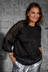 Blusa negra de lanilla con mangas 3/4 caladas con tejido en ondas.