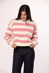 Buzo tejido de punto con diseño de rayas horizontales anchas en color rosado y crema, de corte holgado, cuello redondo y puños acanalados.