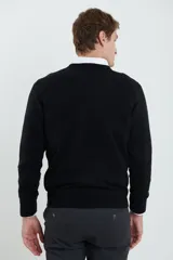 Sweater amarillo de tejido suave tipo cashmere, con escote en V.