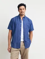Camisa azul con microestampado, de corte clásico, manga corta y cuello abotonado.