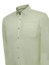 Camisa celeste de manga larga RKF Galiton, confeccionada en popelina 100% algodón orgánico. Cuenta con botones de madera, mangas ajustables, bolsillo de pecho con logo bordado y protección UPF +20.