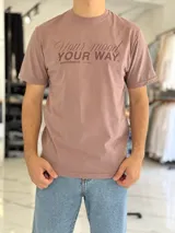 Remera clásica de manga corta color marrón claro, con estampa frontal con la leyenda "Your mood. YOUR WAY. southbeach EST. 1963".