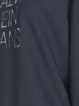 Buzo azul marino de cuello alto con puños y ruedo acanalados. Estampado frontal con el logo de Calvin Klein Jeans en color gris.