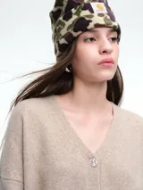 Cardigan de punto color marrón con textura jaspeada, escote en V, cierre frontal con botones y diseño de hombros caídos.