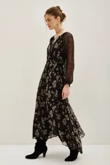 Vestido midi de viscosa con estampado floral y de lunares, cuello en V con lazo ajustable, mangas largas abullonadas con puños elásticos y falda fluida con forro interior.