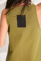 Vestido corto de gabardina color verde oliva, con escote cerrado y silueta amplia.