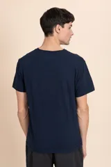 Camiseta de manga corta azul marino con cuello en V.