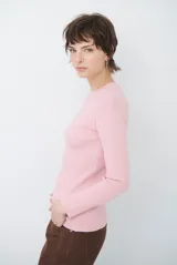 Buzo de tejido morley color marrón, con cuello redondo y mangas largas, de corte ajustado al cuerpo.