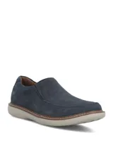 Zapatos slip on de cuero color azul marino, con paneles elásticos laterales y suela de goma en tono claro.