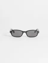 Lentes de sol con montura rectangular en color marrón carey y cristales oscuros, con protección UV.