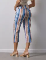 Pantalón capri de gabardina elastizada estampada, marca Zac & Rachel, con pretina ancha elastizada.
