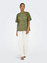 Remera verde militar de manga corta con cuello redondo y diseño regular fit, confeccionada en tejido perforado con patrón geométrico.