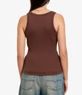 Musculosa blanca de canalé con escote redondo y tirantes anchos, confeccionada en algodón y elastano. Presenta un pequeño detalle metálico con el logo en el centro del pecho.
