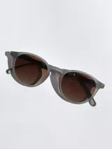 Lentes de sol Osten modelo Ibiza, con marco redondo de acabado mate en color gris oscuro y cristales polarizados con protección UV 400.