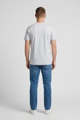 Remera blanca de manga corta y cuello redondo, confeccionada en algodón, con estampa frontal de un águila volando sobre montañas y la inscripción "Otherside Expedition Co. Andes Mountains Argentina".