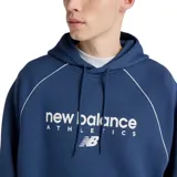 Canguro New Balance de color azul con capucha y cordones ajustables. Presenta un diseño de mangas raglán con ribetes blancos, bolsillo tipo canguro frontal y el logo de la marca estampado en el pecho.