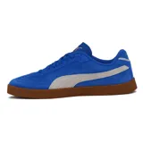 Championes Puma Club II Era Suede de hombre, color azul con detalles en blanco y suela marrón.