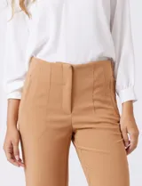 Pantalón sastrero slim negro de tiro alto, con pretina anatómica, pinzas verticales frontales y cierre oculto. Tiene bolsillos laterales inclinados y pinzas traseras para un ajuste favorecedor.