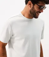 Remera deportiva Get Over de corte comfort, color gris claro, con cuello redondo y mangas cortas, confeccionada en tech fleece con tecnología dry.