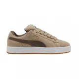 Championes Puma Suede XL color beige con franja lateral marrón, suela blanca y detalles en verde y marrón.