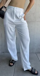 Pantalón blanco de lino, de corte recto y tiro alto.