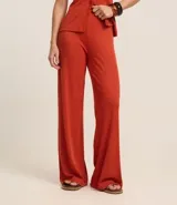 Pantalón pantalona de ribana color negro, con cintura elástica y textura acanalada.